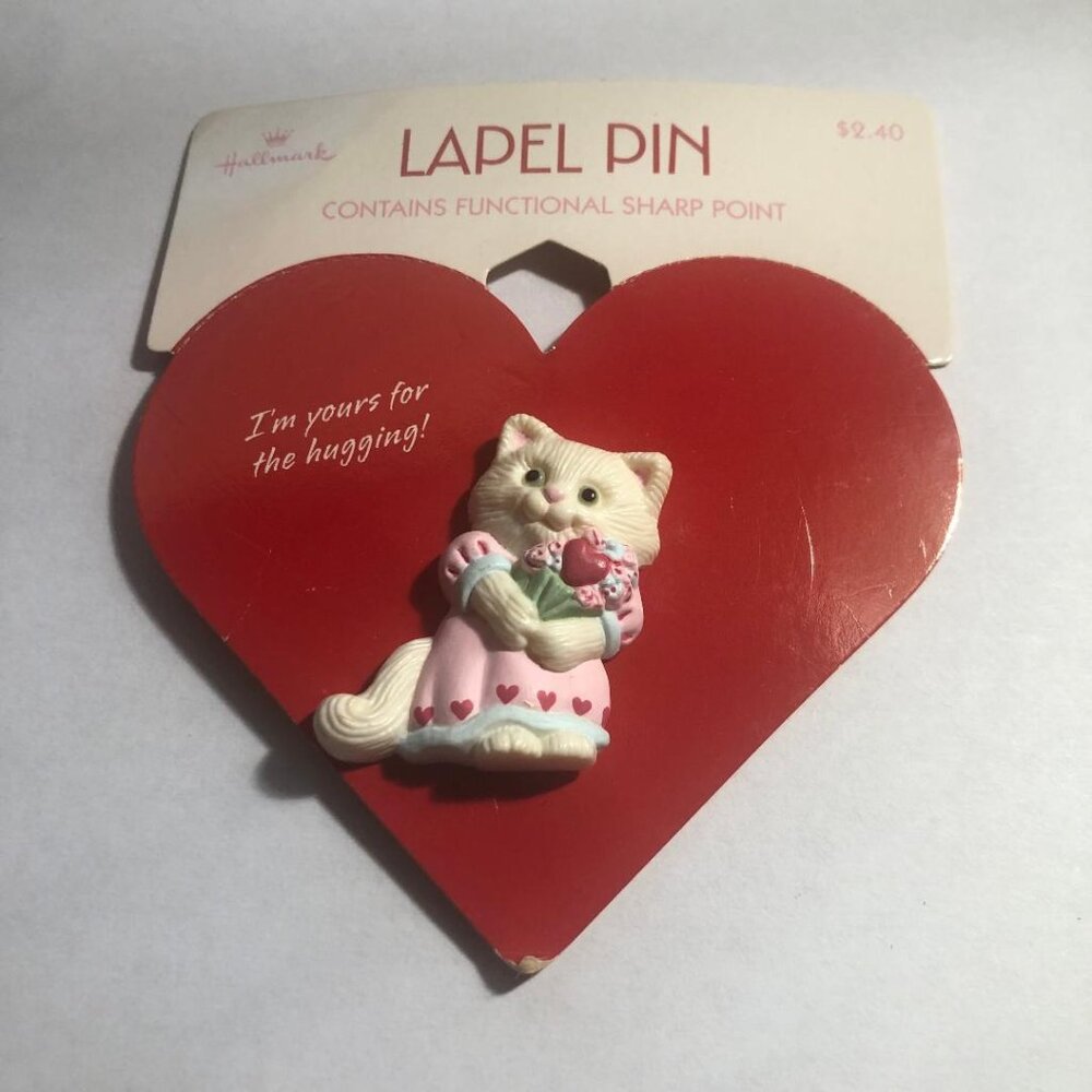 Vintage Hallmark Valentines Lapel Pin White Cat With Heart Bouquet Brooch *New